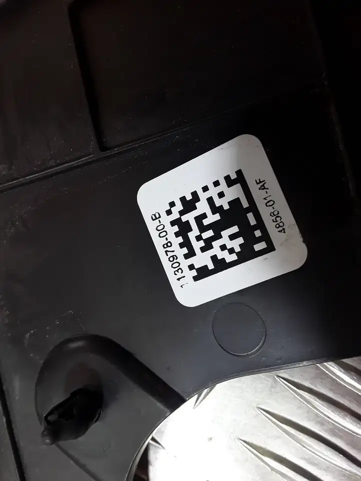 Tesla Model 3 (2017 - 2023) 113097800B Нижняя отделка панели приборов — фото 3