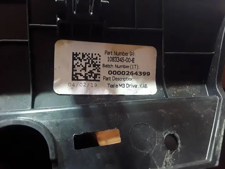 Tesla Model 3 (2017 - 2023) 108334500E Нижняя отделка панели приборов — фото 3