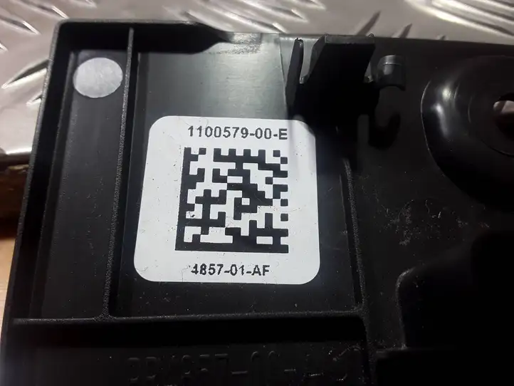 Tesla Model 3 (2017 - 2023) 110057900E Нижняя отделка панели приборов — фото 3