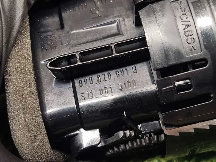 Audi A3/S3 8V (2012 - 2016)  8V0820901B Боковая воздушный дефлектор