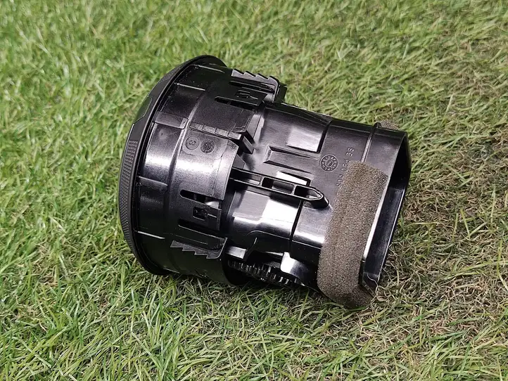 Audi A3/S3 8V (2012 - 2016)  8V0820901B Боковая воздушный дефлектор