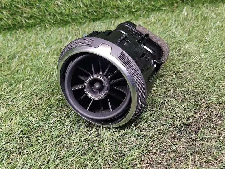 Audi A3/S3 8V (2012 - 2016)  8V0820901B Боковая воздушный дефлектор