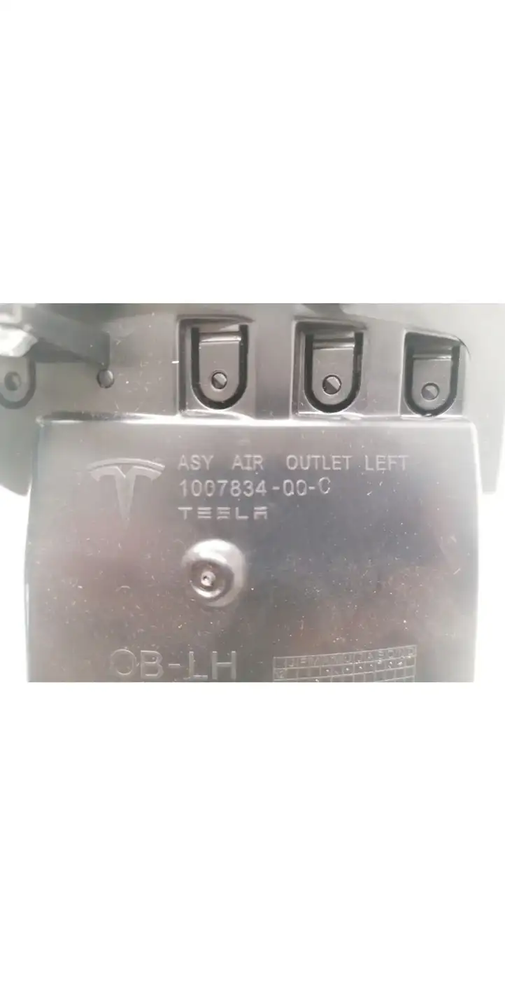 Tesla Model S (2016 - 2021) 1007834-00-C Боковой воздушный дефлектор — фото 3
