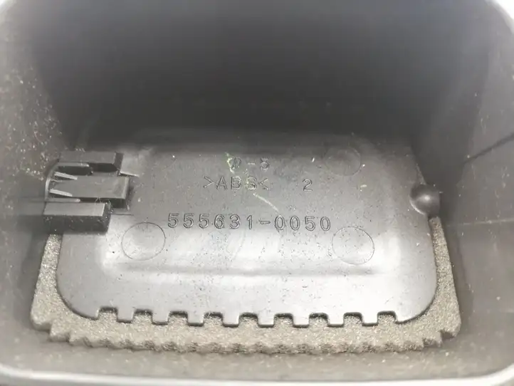 Toyota Prius (NHW20) (2003 - 2009) 5556310050 Воздушная решетка панели — фото 3