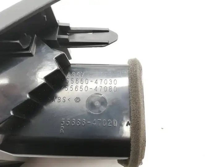 Toyota Prius (XW30) (2009 - 2015) 5566047030 Воздушная решетка панели — фото 4