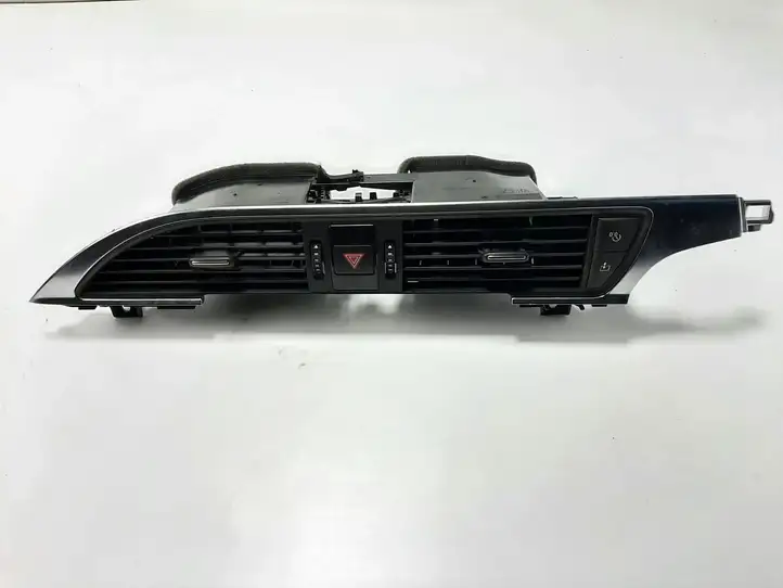 Audi A6 C7 (2011 - 2014) 4G0941509 Воздушная решетка панели — фото 1