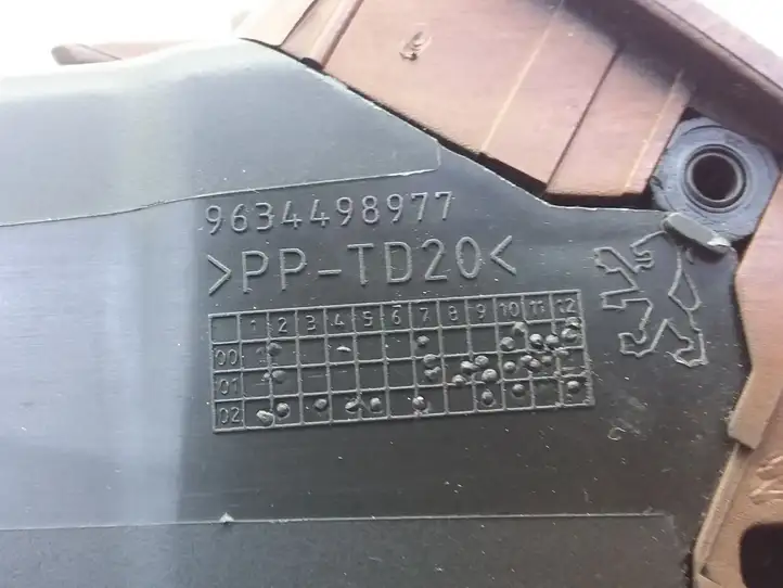 Peugeot 307 CC (2001 - 2005) 9634498977 Боковой воздушный дефлектор — фото 3