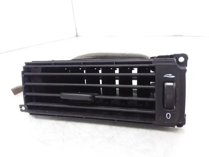 Volvo V70 (2007 - 2013) 30755181 Центральный воздушный дефлектор — фото 3