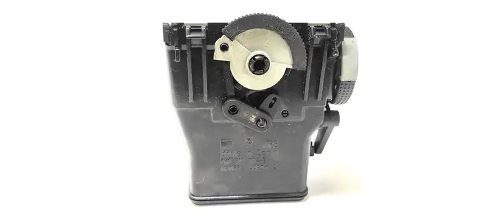 Seat Cordoba (6K) (1999 - 2002)  6K0819704B Боковая воздушный дефлектор