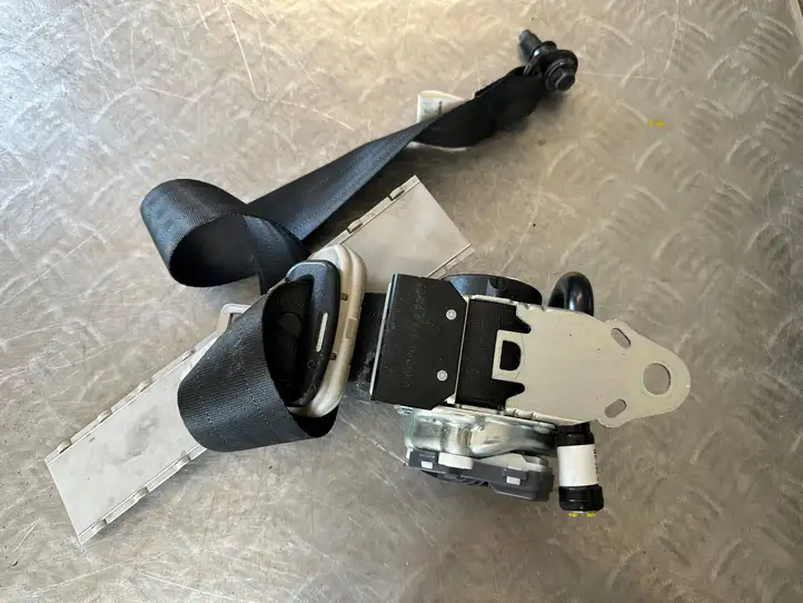 Nissan Juke I F15 (2010 - 2018) 617969900A Передний ремень безопасности — фото 3