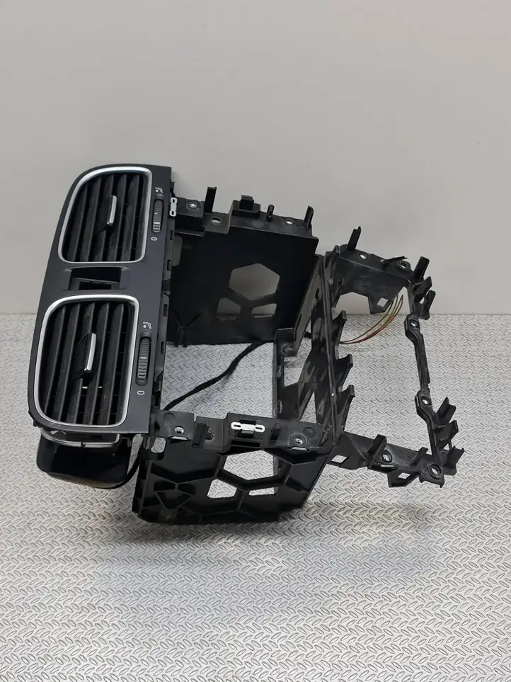 Volkswagen Golf VI (2009 - 2013) 5K0819728N Центральный воздушный дефлектор — фото 4