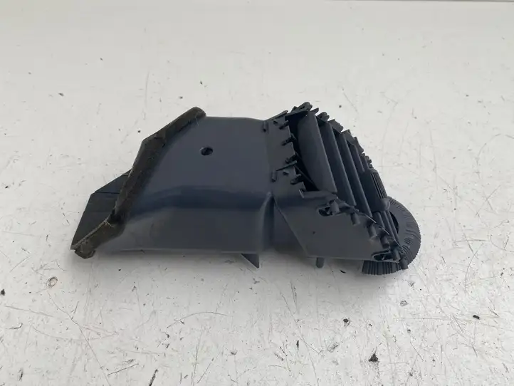 Toyota Previa (XR30, XR40) II (2000 - 2006) 5568628060 Центральный воздушный дефлектор — фото 6