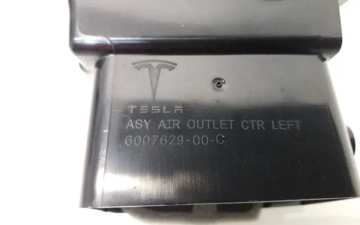 Tesla Model X (2015 - 2021) 600762900C Центральный воздушный дефлектор — фото 6