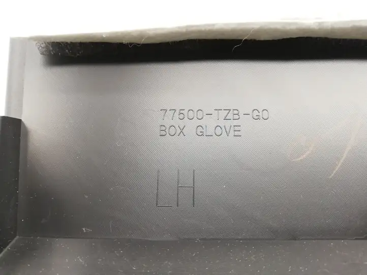 Honda Jazz IV GR (2020 - ) 77500TZBG0 Вещевой ящик — фото 3