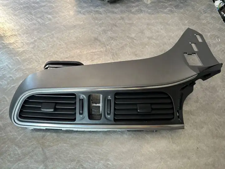 Renault Kadjar (2015 - 2018)  687502972R Центральный дефлектор