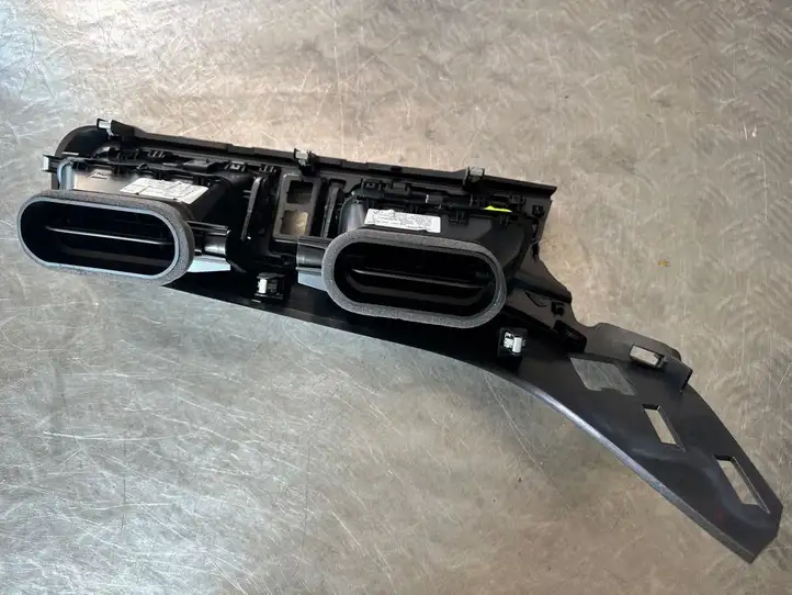 Renault Kadjar (2015 - 2018)  687502972R Центральный дефлектор