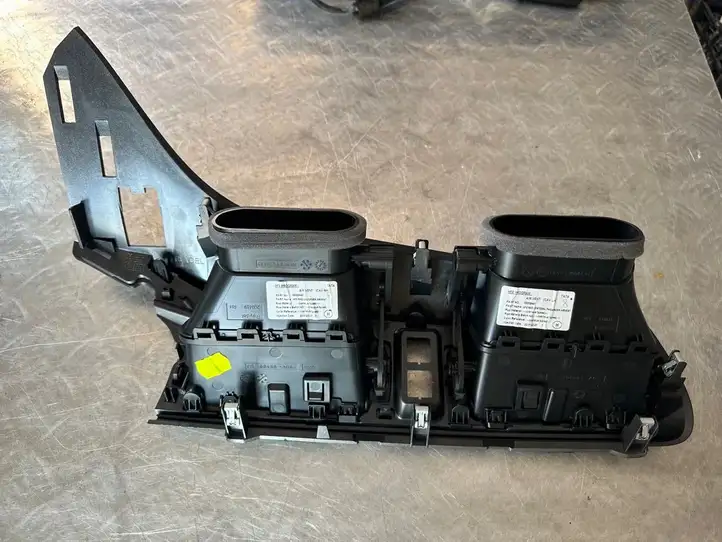 Renault Kadjar (2015 - 2018)  687502972R Центральный дефлектор