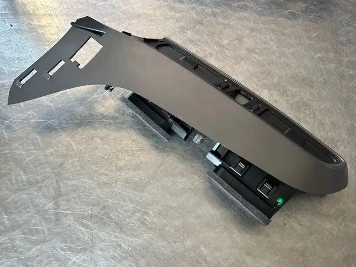 Renault Kadjar (2015 - 2018)  687502972R Центральный дефлектор