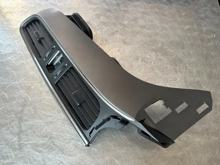 Renault Kadjar (2015 - 2018)  687502972R Центральный дефлектор