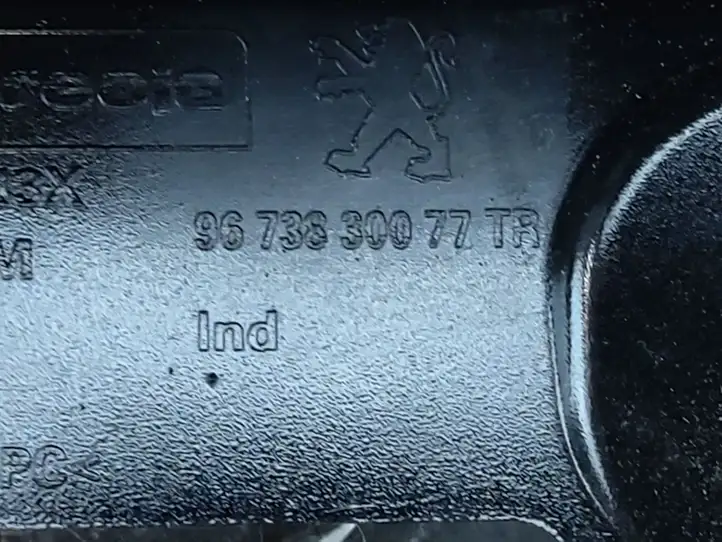 Peugeot 208 (2012 - 2015) 9673830077 Центральная отделка панели приборов — фото 4