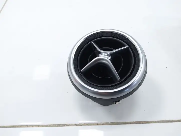 Mercedes-Benz A W176 (2012 - 2018) A1768300354 Центральный воздушный дефлектор — фото 1