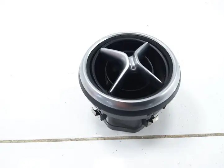 Mercedes-Benz A W176 (2012 - 2018) A1768300754 Центральный воздушный дефлектор — фото 1