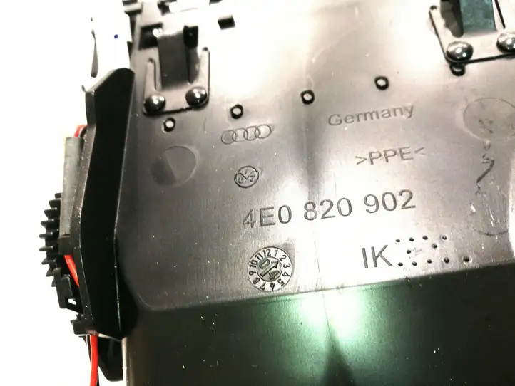 Audi A8 (2002 - 2005)  4E0820902 Боковая воздушный дефлектор