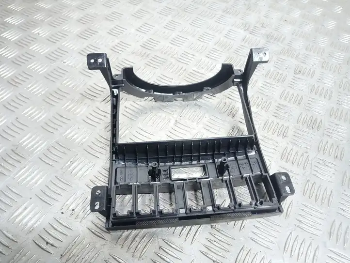 Kia Sorento (2002 - 2006)  847603E100 Отделка радио/ навигации