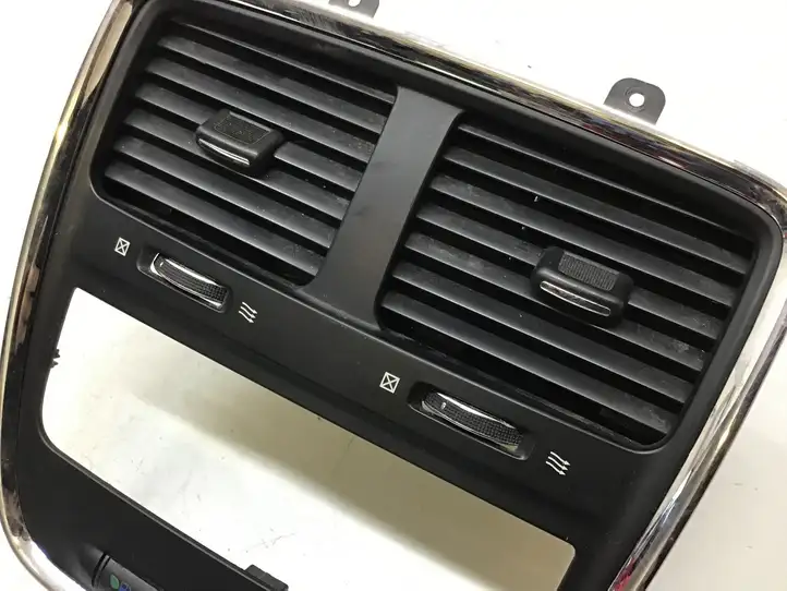 Dodge Grand Caravan (2007 - 2020) 1SQ531X9AE Центральный воздушный дефлектор — фото 2