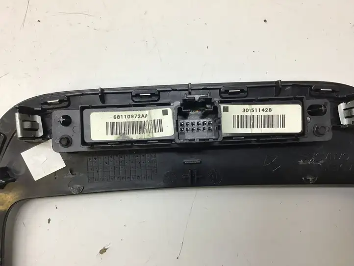 Dodge Grand Caravan (2007 - 2020) 1SQ531X9AE Центральный воздушный дефлектор — фото 8