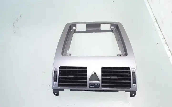 Volkswagen Touran I (2003 - 2010)  1T1819728D Центральный дефлектор