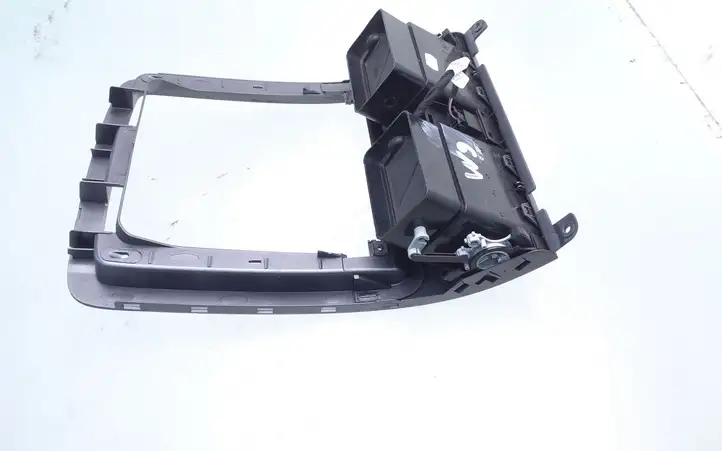 Volkswagen Touran I (2003 - 2010)  1T1819728D Центральный дефлектор