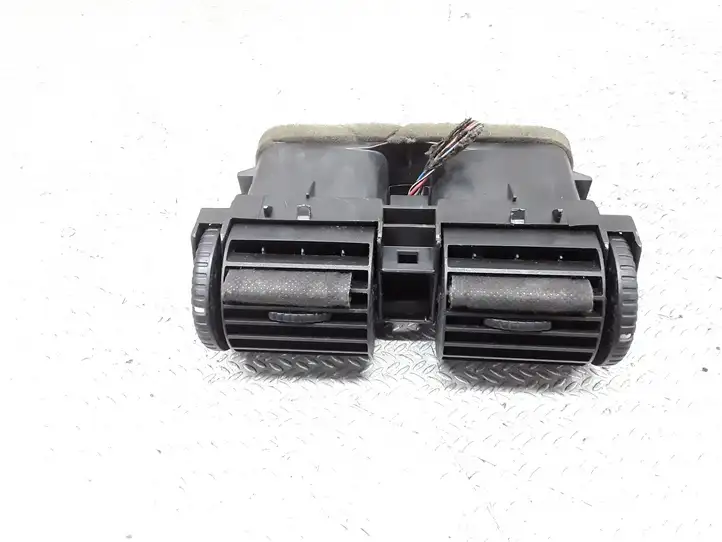Opel Astra G (1998 - 2004) 90560344 Центральный воздушный дефлектор — фото 1