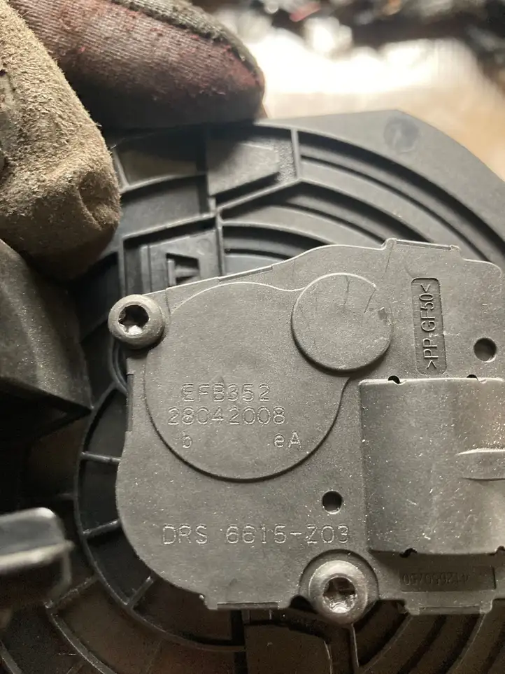 Jaguar XF (2007 - 2015)  8X2319K617AH Центральный дефлектор