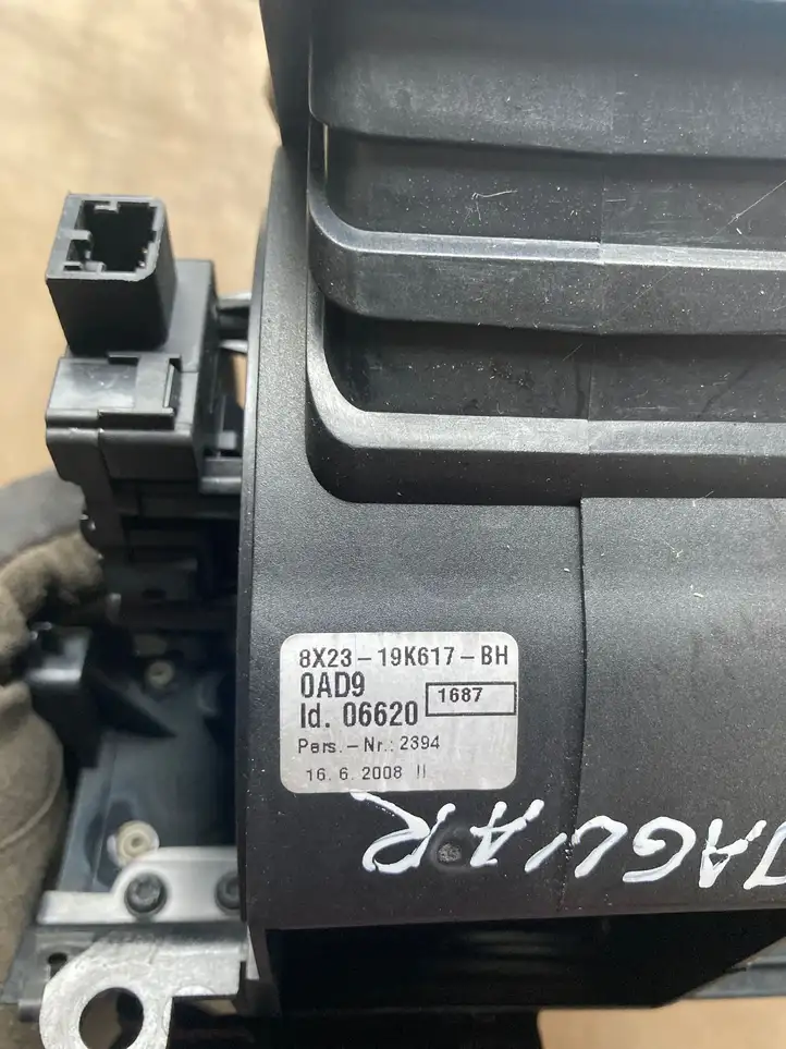 Jaguar XF (2007 - 2015)  8X2319K617AH Центральный дефлектор