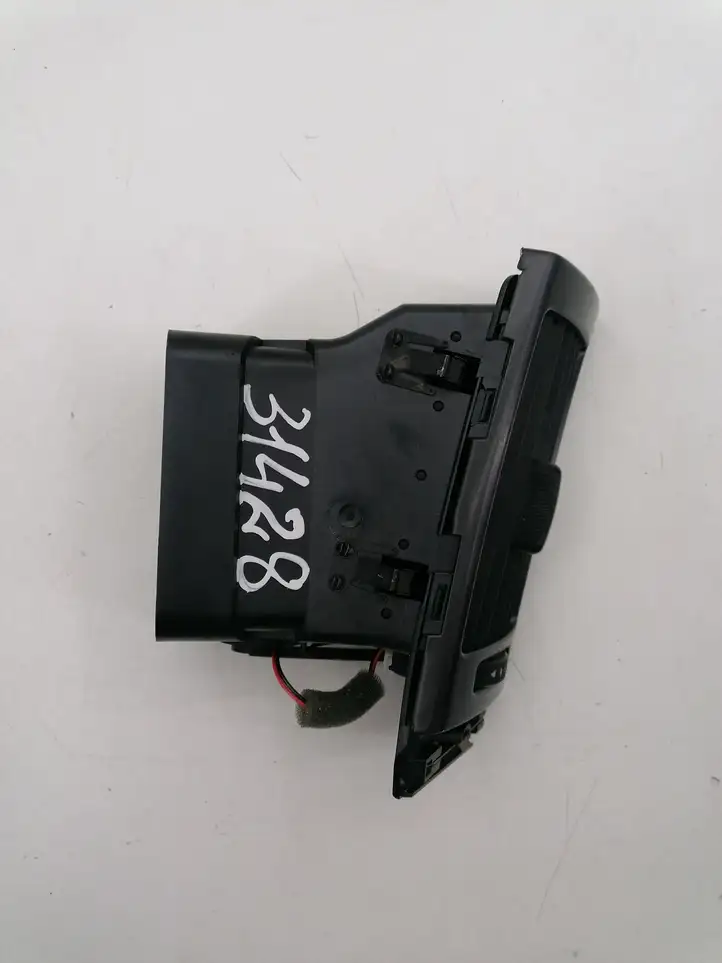 Audi A6 S6 C5 4B (2001 - 2004) 4B1820902 Боковой воздушный дефлектор — фото 4