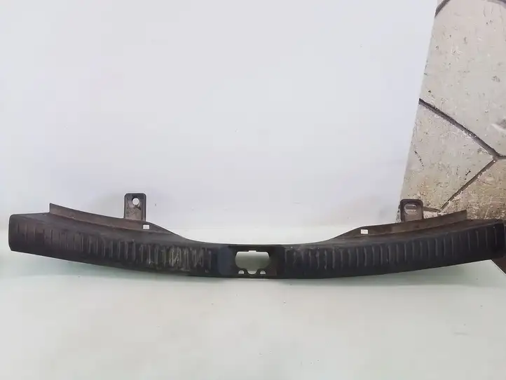 Mazda 5 (2005 - 2010)   Отделка порога багажника