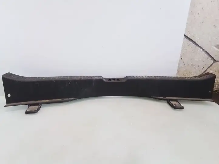 Mazda 5 (2005 - 2010)   Отделка порога багажника