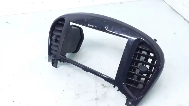 Nissan Juke I F15 (2010 - 2018) 682601KE0A Центральный воздушный дефлектор — фото 2