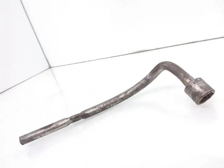 Volvo V70 (1997 - 2000)   Ключ для болтов колес