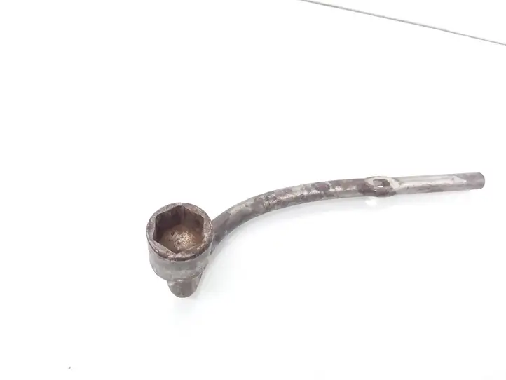 Volvo V70 (1997 - 2000)   Ключ для болтов колес