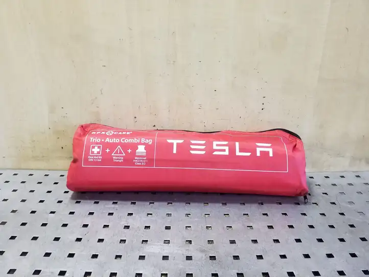Tesla Model S (2016 - 2021) Автомобильная аптечка — фото 1