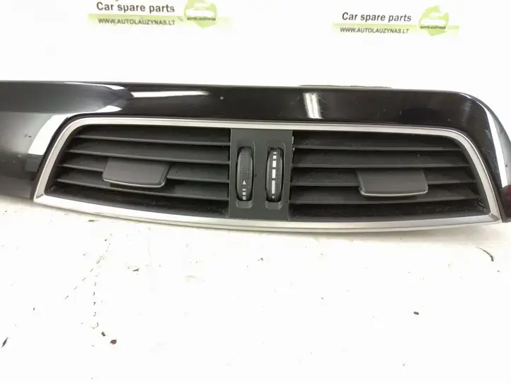 Mercedes-Benz C W204 (2007 - 2014) Центральный воздушный дефлектор — фото 3