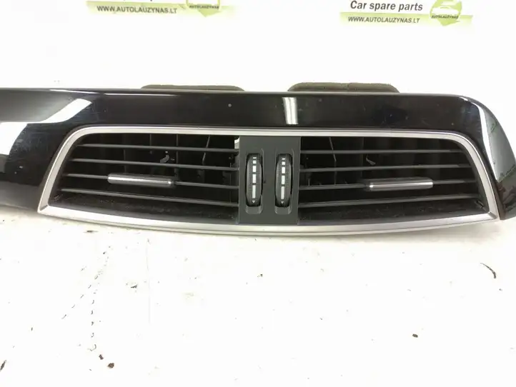 Mercedes-Benz C W204 (2007 - 2014) Центральный воздушный дефлектор — фото 4