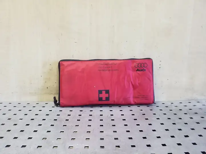 Audi A4 S4 B8 8K (2007 - 2011) 8K0860282 Автомобильная аптечка — фото 1