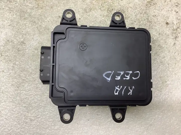 Kia Ceed (2010 - 2012) 6412698 Блок управления стояночным тормозом (EPB) — фото 3