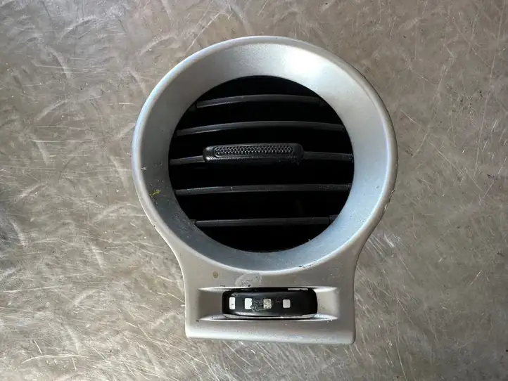 Renault Koleos I (2008 - 2016)  68751JY00A Центральный дефлектор