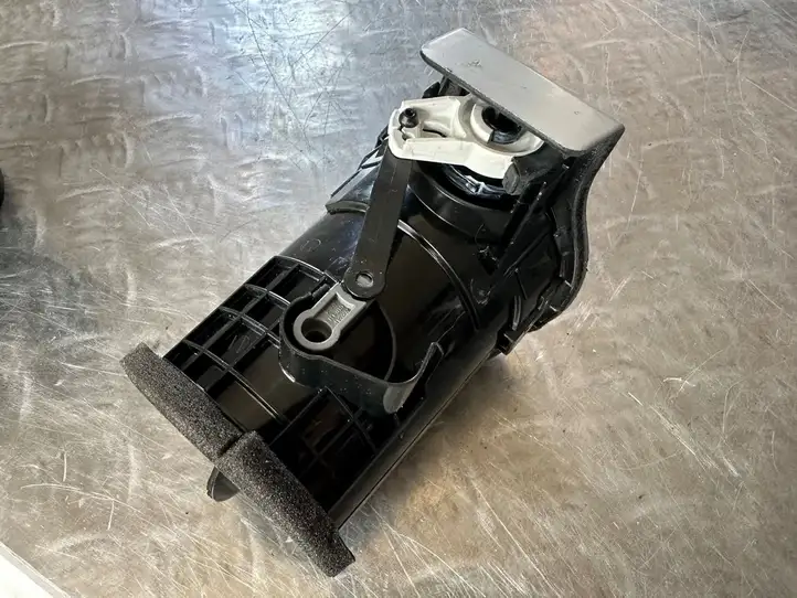 Renault Koleos I (2008 - 2016)  68751JY00A Центральный дефлектор