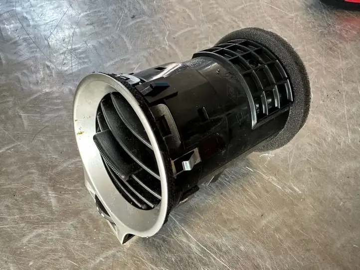 Renault Koleos I (2008 - 2016)  68751JY00A Центральный дефлектор