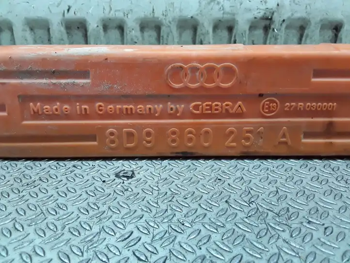 Audi A3/S3 8L (2000 - 2003) 8D9860251A Аварийный знак — фото 2